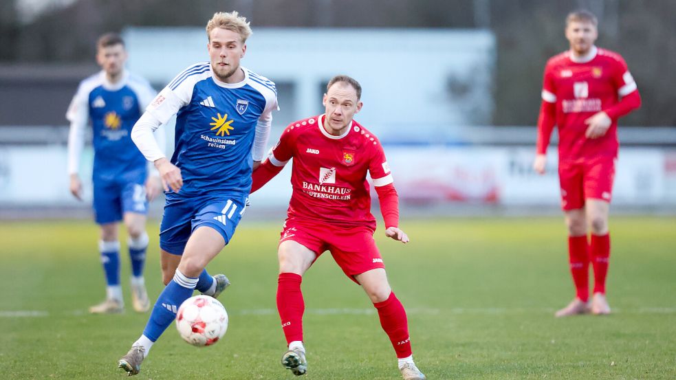Der Emder Marvin Eilerts (links, am Ball) im Zweikampf in Schöningen. Foto: Jens Doden/Emden
