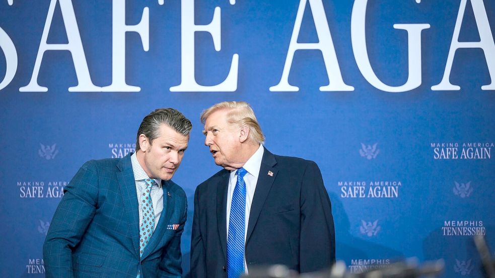Trump (rechts) und sein Kriegsminister Hegseth versuchen den Spagat zwischen Drohungen und Diplomatie. Foto: Molly Riley/White House