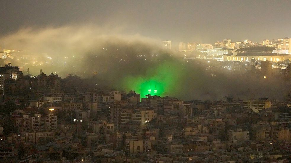 Nach einem israelischen Luftangriff auf einen südlichen Vorort von Beirut steigt Rauch auf. Foto: Hassan Ammar/AP/dpa