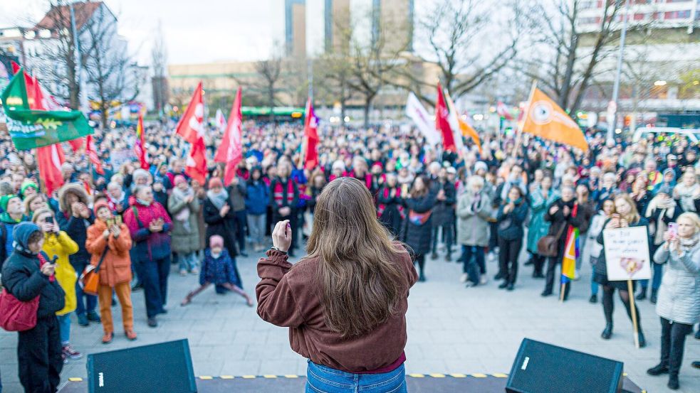 Ex-Grünen-Vorsitzende Ricarda Lang spricht in Hannover zu den Teilnehmerinnen und Teilnehmern der Kundgebung. Foto: Moritz Frankenberg