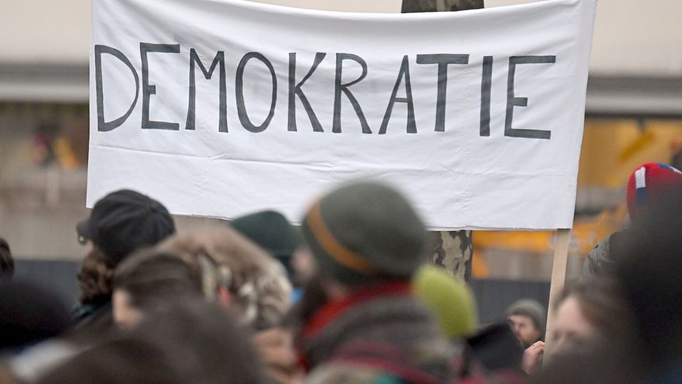 Laut einer Untersuchung unter 137 Staaten - Deutschland ist nicht darunter - gerät die Demokratie weltweit zunehmend unter Druck. (Archivbild) Foto: Federico Gambarini