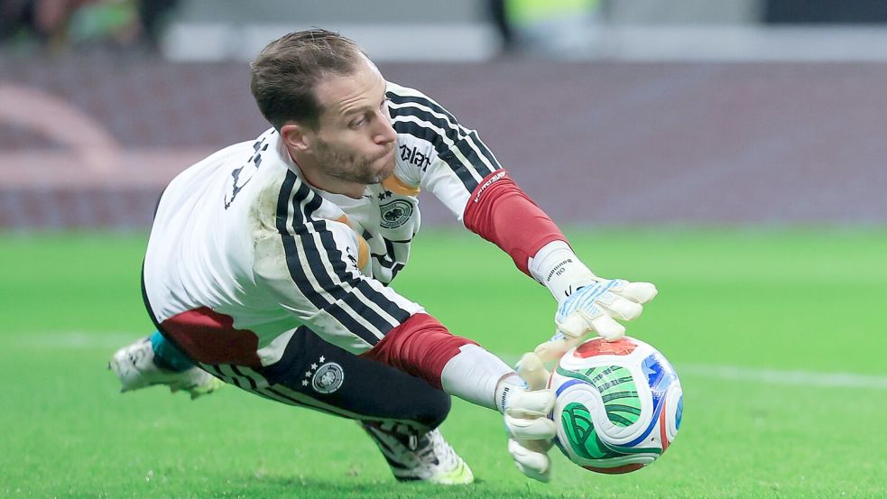 Oliver Baumann pariert beim Aufwärmtraining einen Ball. (Archivbild) Foto: Jan Woitas