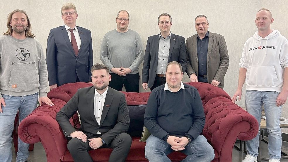 Matthias Görtemaker (Beisitzer im Innungsvorstand, stehend von links), Albert Lienemann, Lehrlingswart Kai Lamprecht, Thomas Dreesmann (Geschäftsführer der Kreishandwerkerschaft), Focko Saul (Schriftführer) und Gerhard Amelsberg (Besitzer) umrahmen den neuen Obermeister Benjamin Elsen und seinen Stellvertreter Holger Focken (sitzend, von links). Foto: Kreishandwerkerschaft