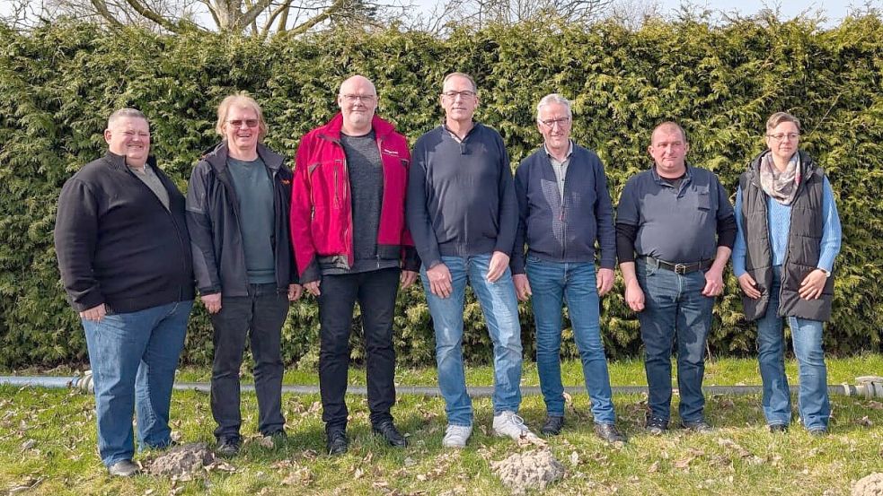 Den neuen Kreisvorstand bilden (von links): Dietrich Dirksen, Jörg Gummels, Rüdiger Frers, Michael Goemann und Hermann Nagel sowie die Jugendleiter Jan Westermann und Melanie Westermann. Foto: privat