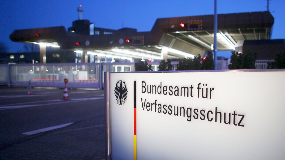 Das Bundesamt für Verfassungsschutz gibt in unregelmäßigen Abständen aktuelle Sicherheitshinweise an Wirtschaftsverbände. (Symbolbild) Foto: Oliver Berg/dpa