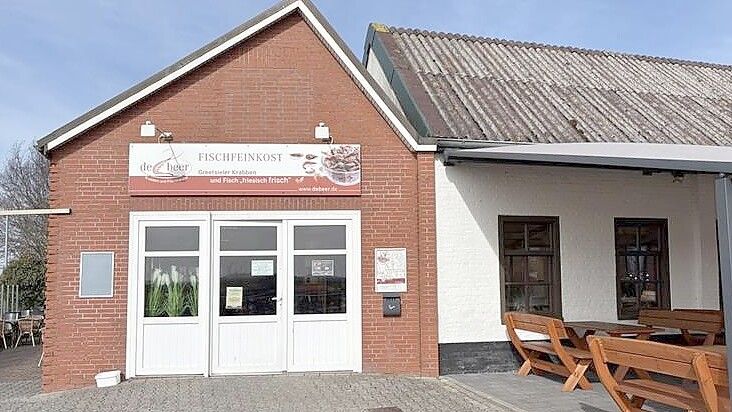 Fischfachgeschäft und Restaurant in einem: Das hat bei de Beer in Greetsiel seit 50 Jahren an diesem Standort Tradition. Foto: Stephanie Tomé