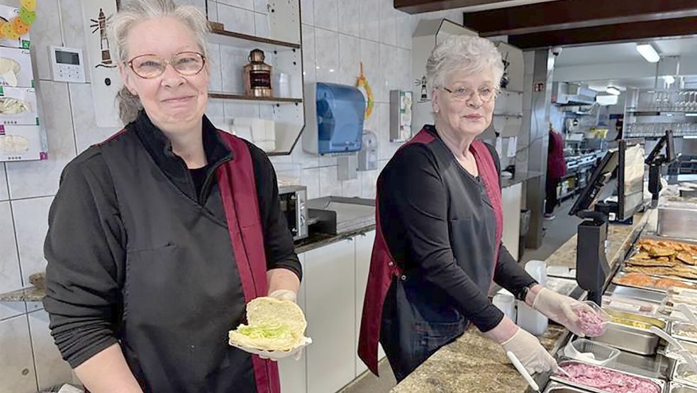 Petra de Voss (links) und Monika Buss beraten ihre Kunden rund um das Thema Fisch hinter der Theke. Foto: Stephanie Tomé