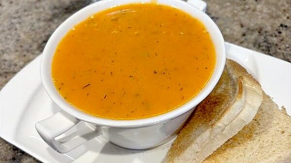 Die hausgemachte Krabbensuppe steht für 9,90 Euro auf der Speisekarte. Foto: Stephanie Tomé