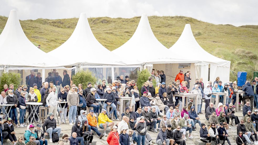 Zuschauer verfolgen die Beachvolleyball-Spiele beim White Sands Festival.