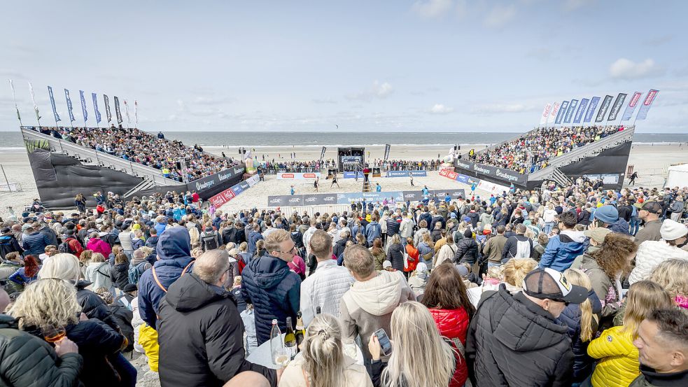 Volleyballspieler liefern sich spannende Partien am Nordstrand von Norderney.