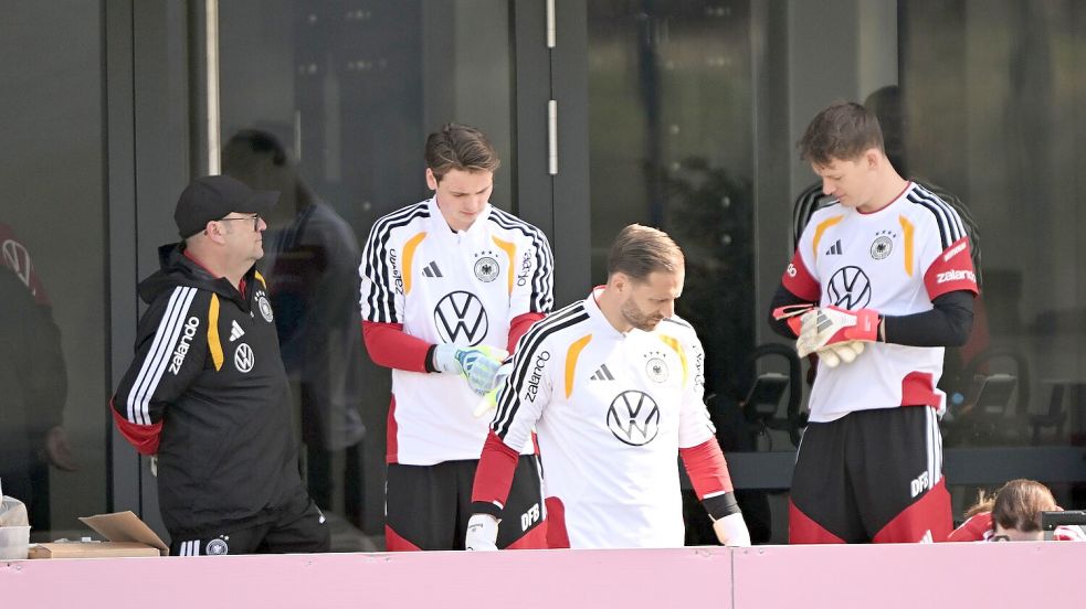 Oliver Baumann (M) bereitet sich mit Jonas Urbig (2.v.l) und Alexander Nübel (r) auf das Training vor. Foto: Federico Gambarini