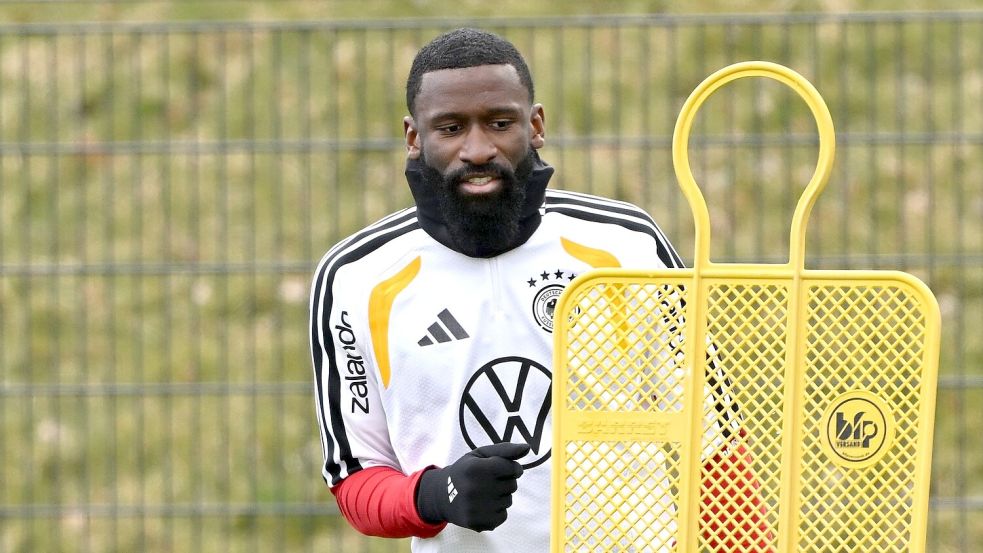 Antonio Rüdiger hat seinen Stammplatz zum Start ins WM-Jahr verloren. Foto: Federico Gambarini/dpa