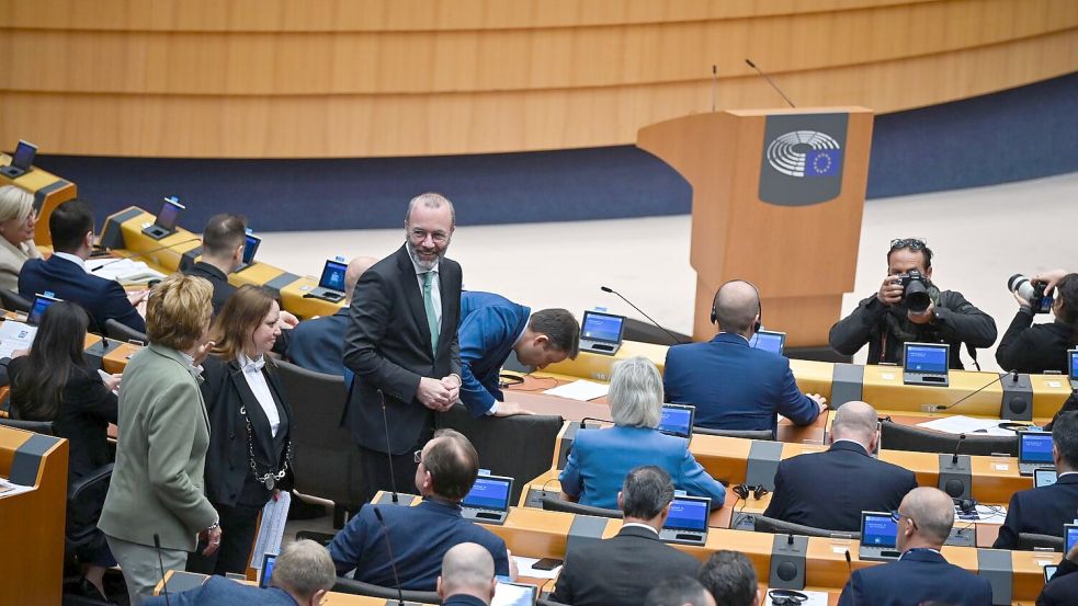 Fraktionschef Manfred Weber waren die Absprachen von EVP-Mitarbeitenden mit Rechten nach eigenen Angaben nicht bekannt. Foto: Katharina Kausche