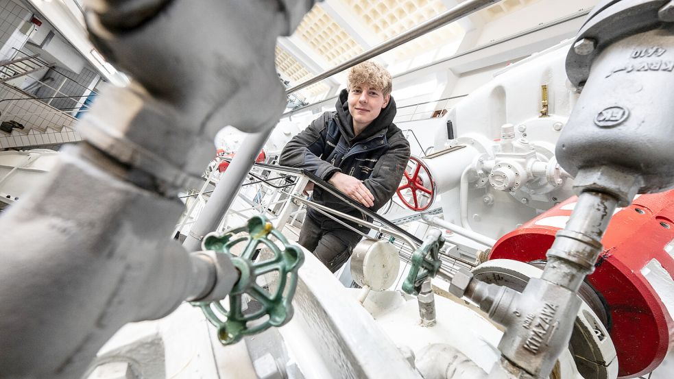 Fabian Janssen ist 23 Jahre alt und macht den Job als Schöpfwerkswärter seit zwei Jahren. Foto: Klaus Ortgies