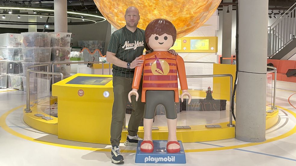 Mehr als 5000 Playmobil-Figuren baut Oliver Schaffer für seine am Sonnabend, 28. März 2026, im Energie-Erlebnis-Zentrum (EEZ) in Aurich startende Ausstellung auf. Foto: Jurij Babanin