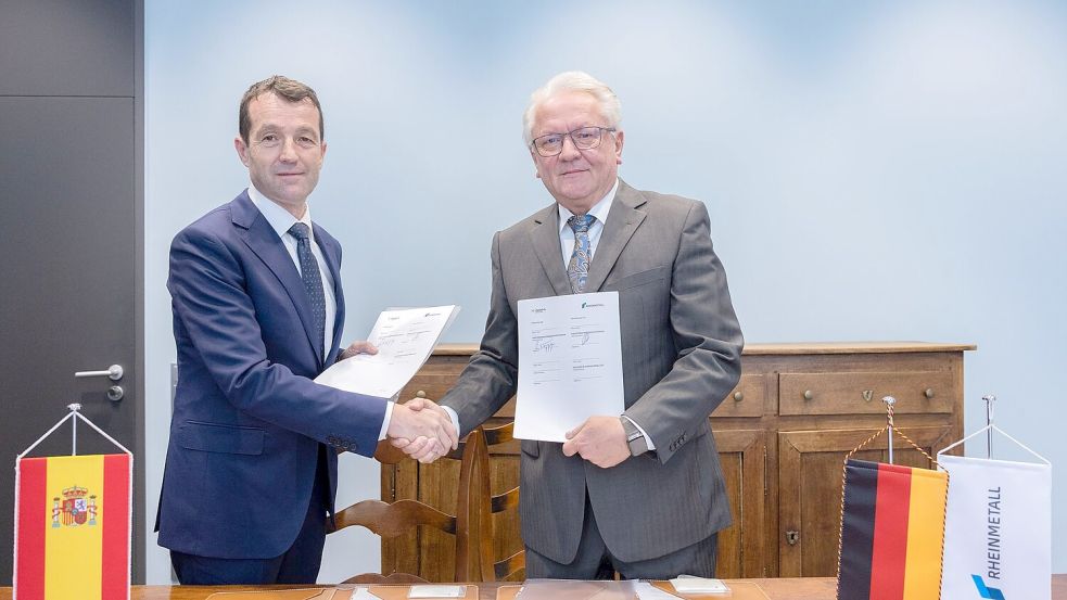 Gute Laune nach der Unterschrift: Indra-Chef Ángel Escribano und Rheinmetall-Chef Armin Papperger. Foto: Rolf Vennenbernd