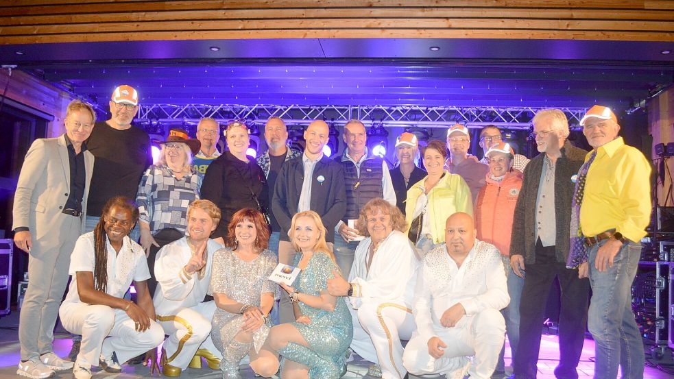 Nach dem Konzert stellten sich die Mitglieder des Organisationsteams von KAM, die Unternehmergruppe für das Festival und auch die Musiker der Band „4 Swedes“ (im Vordergrund sitzend) zu einem gemeinsamen Foto auf. Foto: Holger Weers