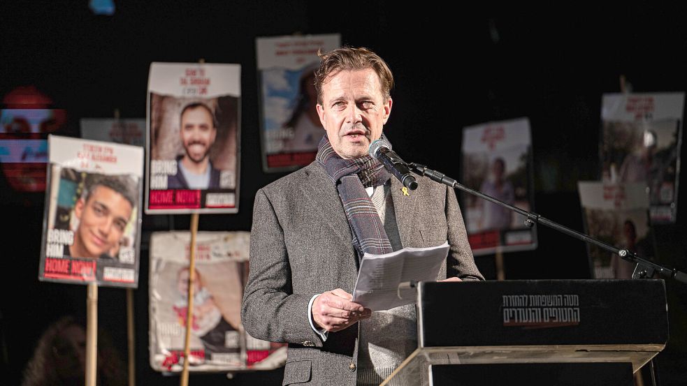 Steffen Seibert, hier bei einer Veranstaltung mit Angehörigen von damaligen Hamas-Geiseln, war fast vier Jahre der deutsche Botschafter in Israel. Foto: IMAGO/Middle East Images