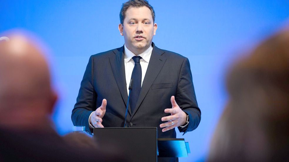 Lars Klingbeil (SPD) bricht mit alten Gewissheiten: Immer neue Schulden sollen nicht die Antwort auf die Probleme sein. Foto: dpa/Bernd von Jutrczenka