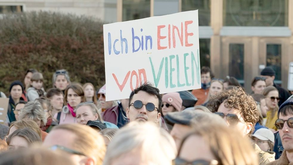 Rund 6500 Menschen kamen am Sonntag, 22. März 2026, zu einer Demonstration in Berlin, um Solidarität mit Collien Fernandes zu zeigen. Foto: IMAGO / Bernd Elmenthaler