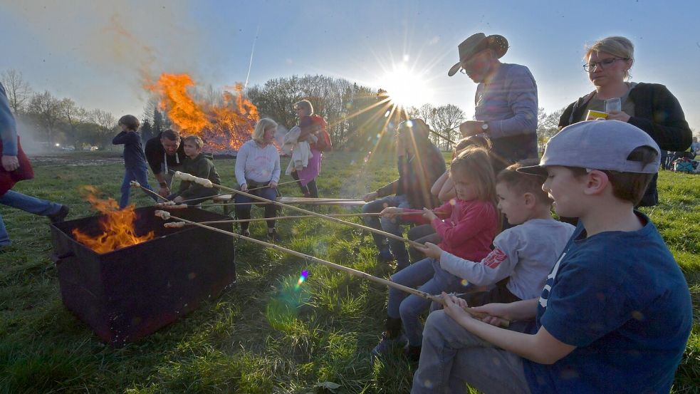 Stockbrotbacken am Strand wird in Dangast angeboten. Symbolfoto: Klaus Ortgies/Archiv