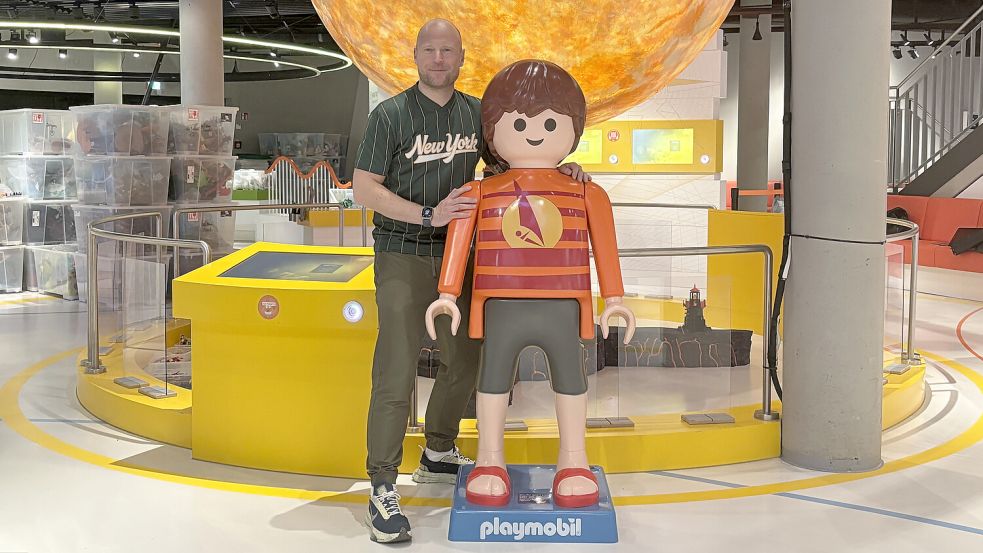 Oliver Schaffer hat die Playmobil-Welten geschaffen, die zurzeit im EEZ ausgestellt werden. Foto: Jurij Babanin