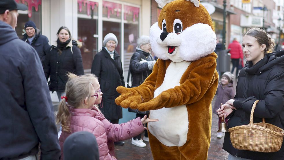 Der Osterhase wird am Sonnabend in Emden unterwegs sein. Foto: Jens Doden/Archiv