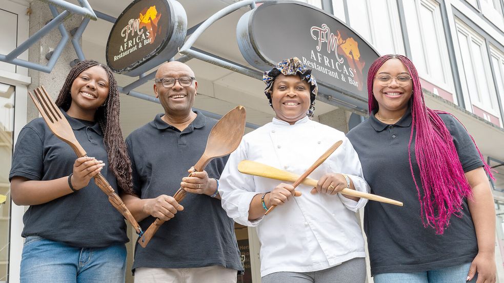 Magdalene (Zweite von rechts) und Felix Ike haben sich in Emden ihren Traum vom eigenen Restaurant erfüllt. Ihre Töchter Mesoma (links) und Chidera helfen mit. Fotos: Klaus Ortgies