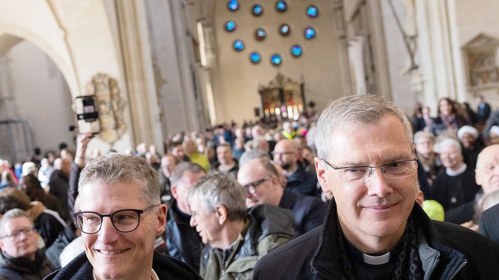 Münsters Oberbürgermeister Tilmann Fuchs (Grüne) war unter den Besuchern im Dom und begrüßte den gerade ernannten Bischof. Foto: Rolf Vennenbernd
