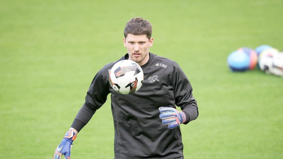 Dortmunds Torwart Gregor Kobel beim Abschlusstraining der Schweizer. Foto: Christian Charisius