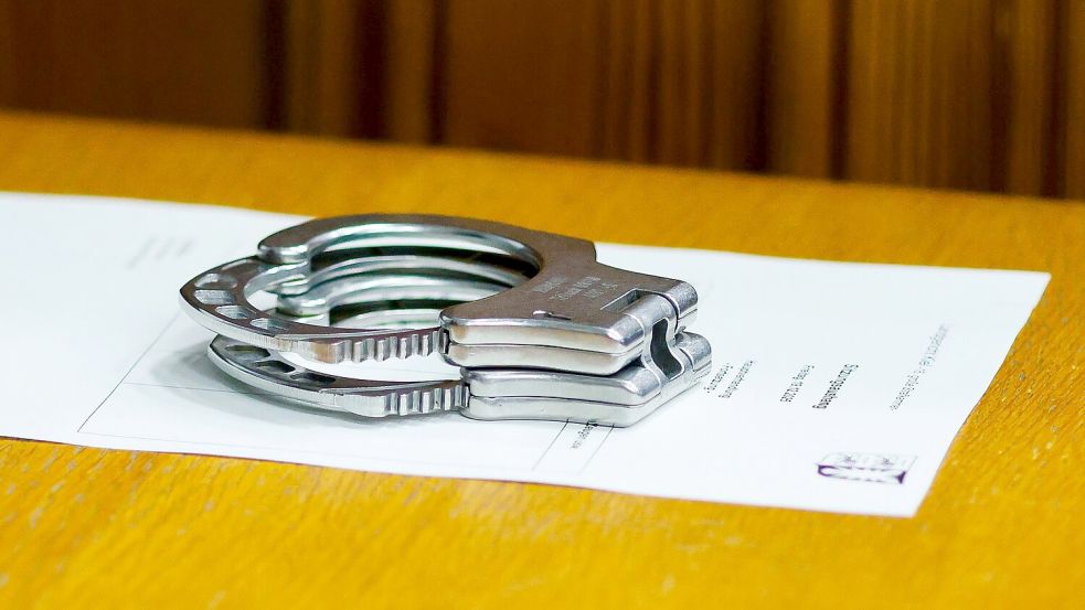 Ein junger Mann wird beschuldigt, eine 18-Jährige in einem Regionalzug mit einem Messer angegriffen zu haben - nun sitzt er in Untersuchungshaft. (Symbolbild) Foto: Frank Molter