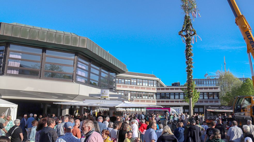 Der Auricher Maibaum musste umziehen: vom Marktplatz vor das Rathaus. Das änderte aber nichts daran, dass die Maifeier in der Auricher Innenstadt meist gut besucht ist. Foto: Romuald Banik