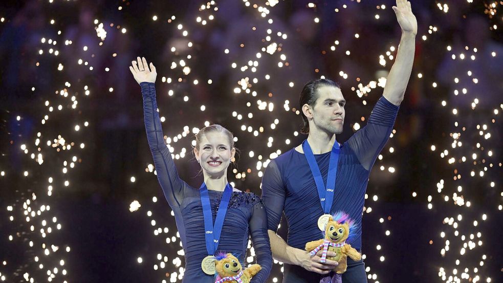 Minerva Hase (l) und Nikita Volodin feierten ihren Gold-Coup. Foto: Øíhová Michaela/CTK/dpa