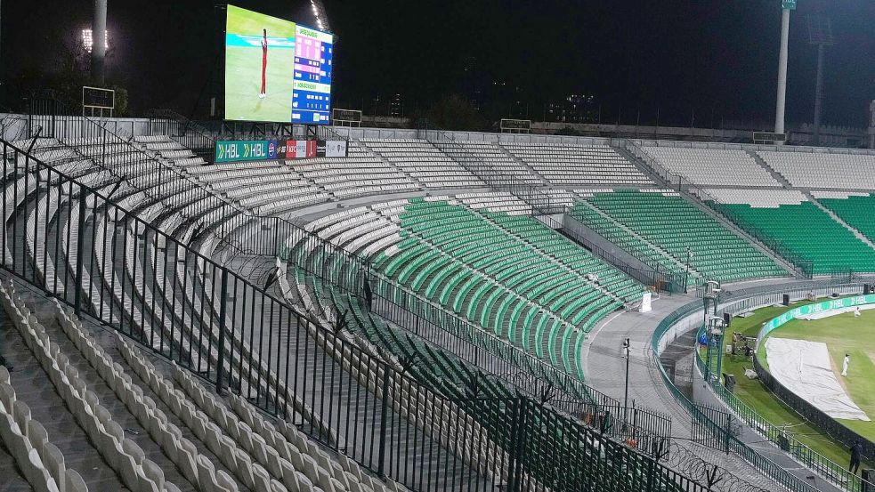 Um Sprit zu sparen, spielt die pakistanische Kricket-Liga seit Donnerstag vor leeren Rängen. Foto: K.M. Chaudary