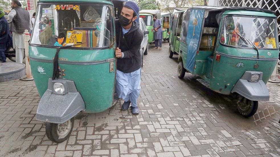 Schon seit drei Wochen kommt es an Tankstellen in Pakistan zu Schlangen. Foto: Muhammad Sajjad/AP/dpa