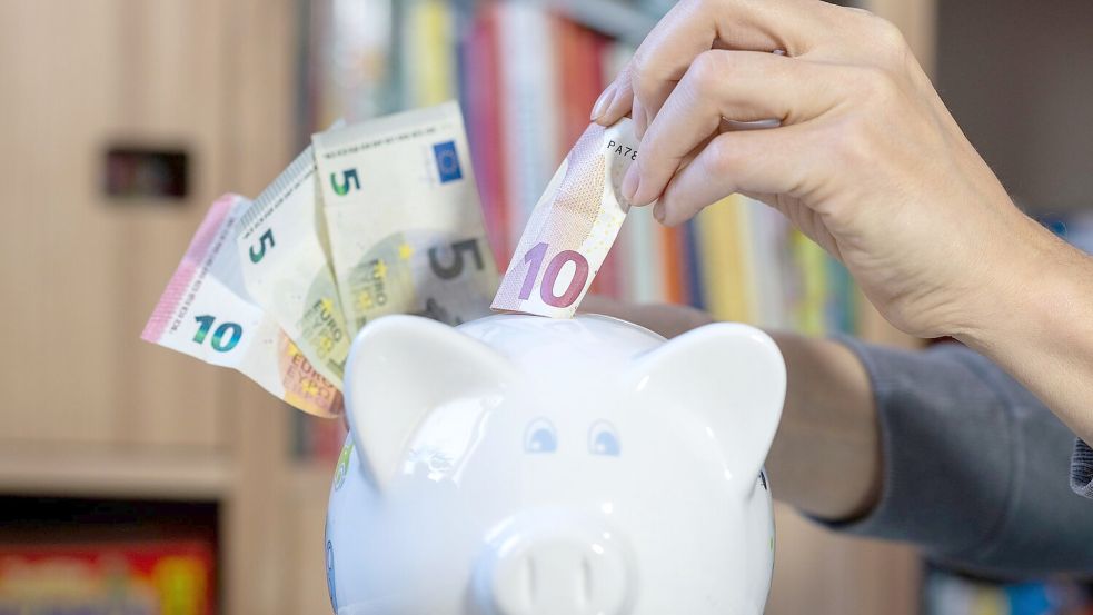 Viele Menschen sparen regelmäßig, am beliebtesten sind Tagesgeld und Festgeld. (Symbolbild) Foto: Hendrik Schmidt