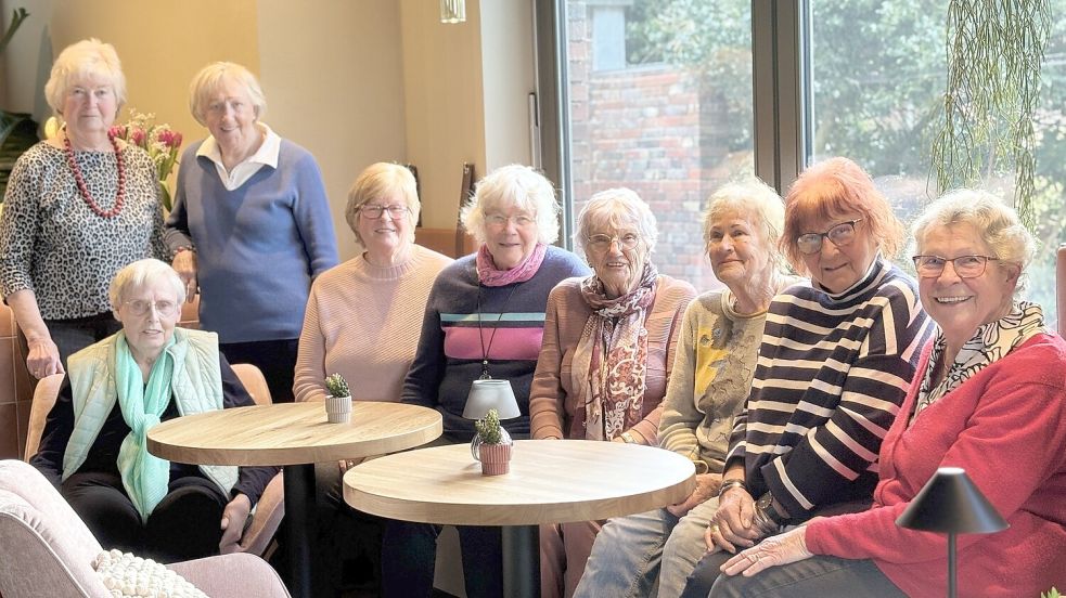 Sie treffen sich seit 50 Jahren regelmäßig: (von links) Marianne Harms, Hilde Feldkamp, Anneliese Janssen, Hilde Meißner, Dorothea Kettwig, Elisabeth König, Heide Tebbenhoff, Wilma Hasselmann und Heidi Buse. Foto: Eva van Loh