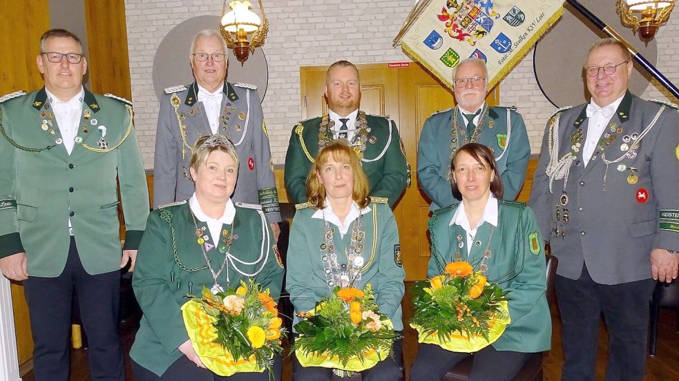 Der Verbandsvorsitzende Andreas Groen (links) und sein Stellvertreter Torsten Kühn (rechts) beglückwünschten die neuen Majestäten Ritter Berthold Mischke (von links), Kreiskönig Daniel Pruin und Ritter Arno Bach sowie (sitzend, von links) Prinzessin Sonja Brust-Pollmann, Kreisdamenkönigin Ute Müller und Prinzessin Petra Martens. Foto: privat