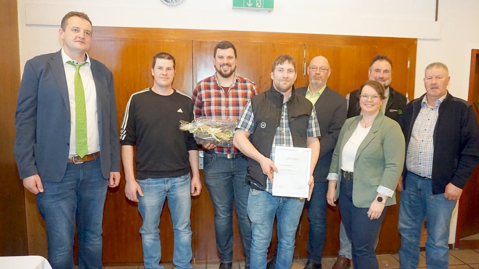 Der Maschinenring Aurich ehrte Patrick Planteur mit einer Urkunde (von links): Geschäftsführer Markus Voss, Thomas Bohlen, Bernd Enninga, Patrick Planteur, Bernd Harms, Geschäftsführerin Annika Jaborg, stellvertretender Vorsitzender Jan Beckmann-Ihnen und Friedhelm Franzen. Foto: privat