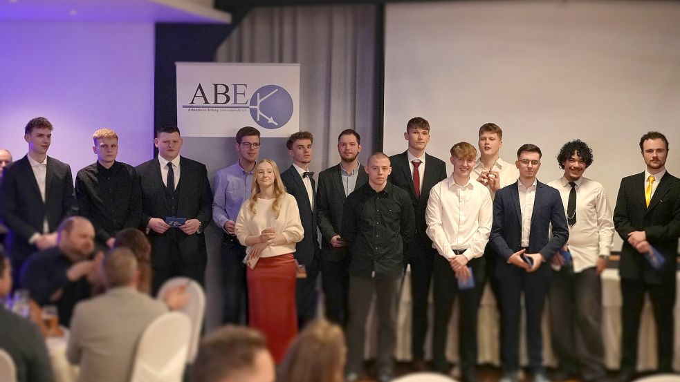 Sie haben bestanden (von links): Jan Kleen, Leon Kahmann, Marvin Janßen, Julian Saathoff, Esther Junior, Simon Lippick, Denys Scheepker, Dennis Epstein, Arne Klooster, Luca Saathoff, Leonard van Dyk, Jonas Mlika, Noah Siby, Magnus Jaehnke. Foto: Christian Clasen