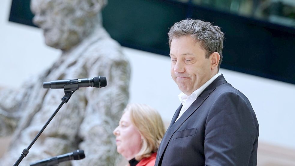 Bärbel Bas und Lars Klingbeil (beide SPD) im Willy-Brandt-Haus in Berlin. (Archivbild) Foto: Kay Nietfeld/dpa