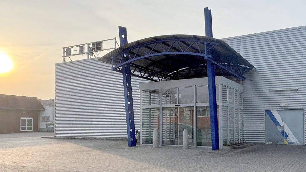 Der frühere Euronics-Markt in Ostrhauderfehn steht seit Ende 2024 leer. Das könnte sich aber bald ändern. Foto: Henrik Zein