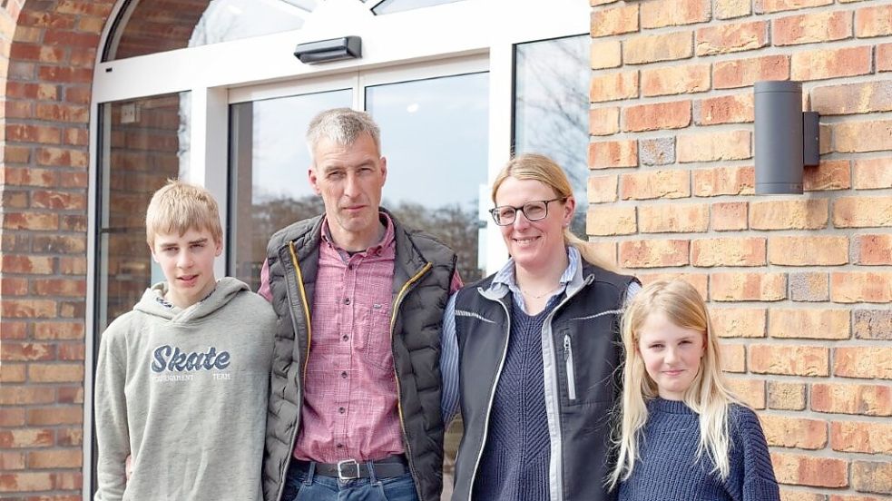 Renate Nitschke und Helmut Janssen feiern gemeinsam mit ihren Kindern Arne und Antje zehn Jahre Coldinne Freilandeier und das einjährige Bestehen des Hofladens.