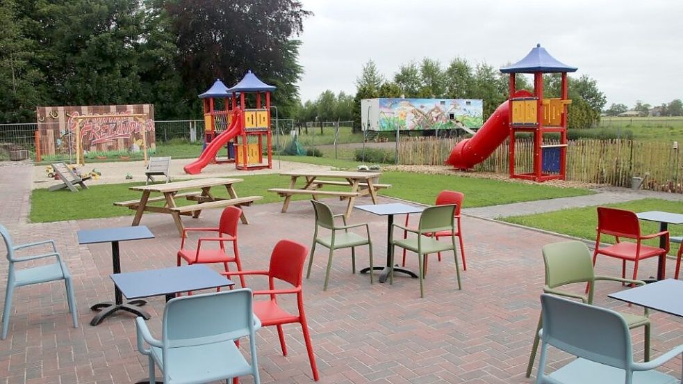 Ein Spielplatz und viele Sitzgelegenheiten laden zum Verweilen ein.