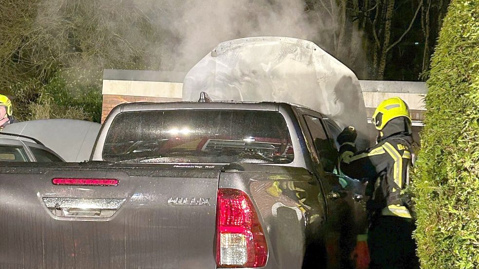 Dieses und zwei weitere Autos brannten in der Nacht zu Freitag in Rechtsupweg. Foto: Feuerwehr, Justin Herzig
