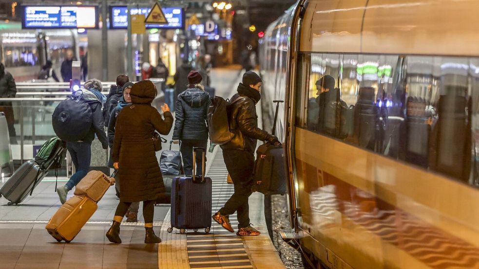 Die Deutsche Bahn hat im vergangenen Jahr erneut mehr Reisende transportiert als im Vorjahr. (Archivbild) Foto: Oliver Berg