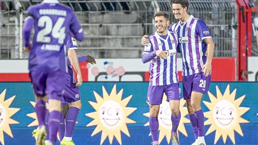 Ließ sich feiern: Torschütze Bashkim Ajdini (Osnabrück) nach dem zwischenzeitlichen 2:0 für den VfL. Foto: Michael Titgemeyer