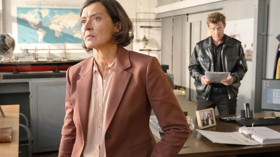 Die Reederei-Chefin Amke Wilhelmson (Ulrike Folkerts) wird von Henk Cassens (Maxim Mehmet) befragt in einer Szene des Krimis „Friesland - Schiffe schrotten“ (undatierte Filmszene). Foto: Michael Kötschau/ZDF/dpa