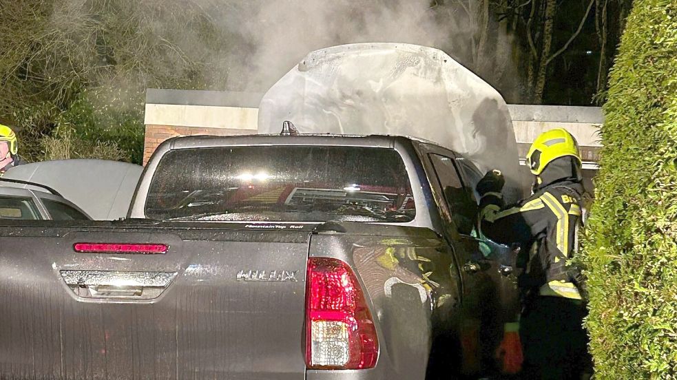 Dieses und zwei weitere Autos brannten in der Nacht zu Freitag in Rechtsupweg. Foto: Feuerwehr, Justin Herzig