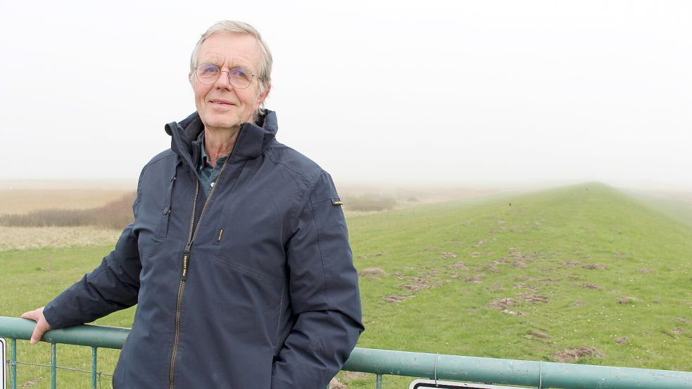 Als Oberdeichrichter war Jan Steffens lange für einen Deichabschnitt verantwortlich. Hier steht er am Deich von Dornumersiel. Foto: Imke Oltmanns